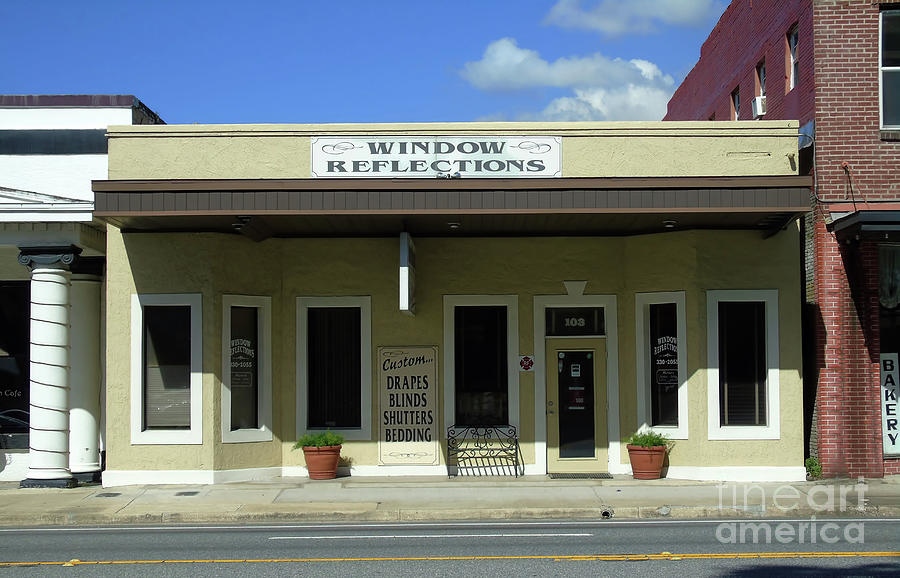 Old Building In Wildwood Photograph by D Hackett