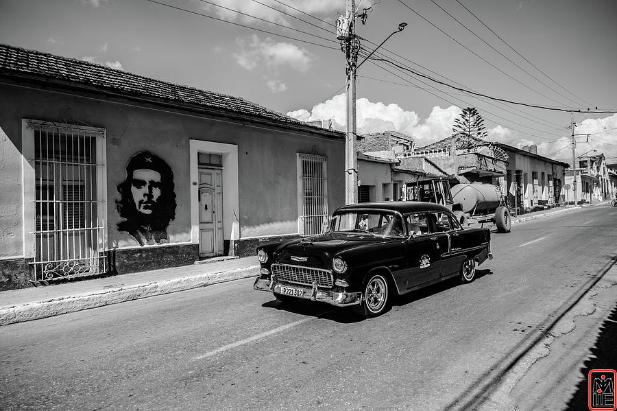 Old Cubans car in front of Che Photograph by Lie Yim