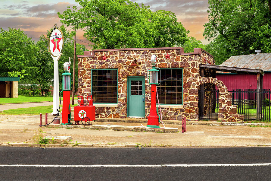 Old Filling Station In Jefferson Texas Photograph by James Eddy