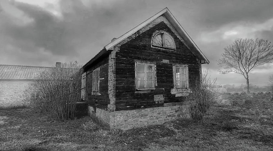 Old House still standing Photograph by Elaine Berger