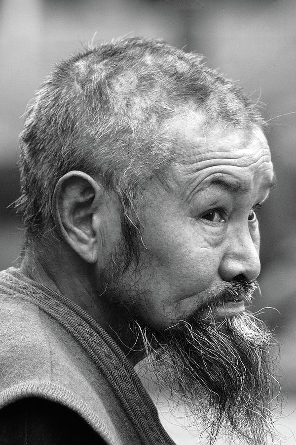 Portrait Photograph - Old man Beijing by Roman Onillon