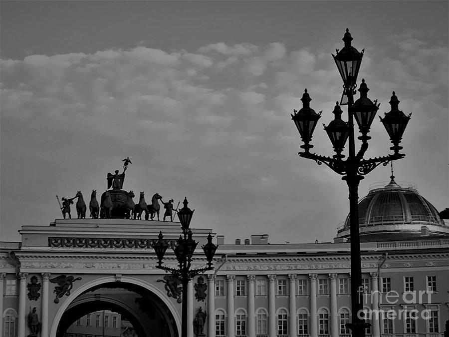 Old Style Street Lights And Triumphal Arch In The Background, St ...