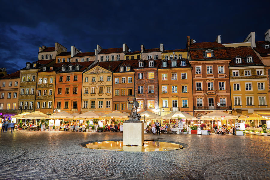 Old Town Market Square At Night In Warsaw Photograph by Artur Bogacki