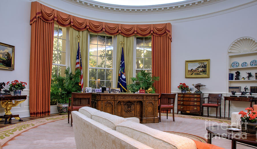 Oval Office in the White House Photograph by David Zanzinger - Fine Art ...