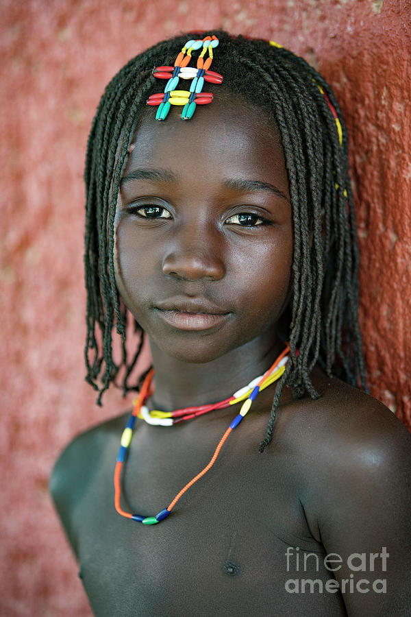 Portrait Photograph - OvaZemba girl by Tony Camacho