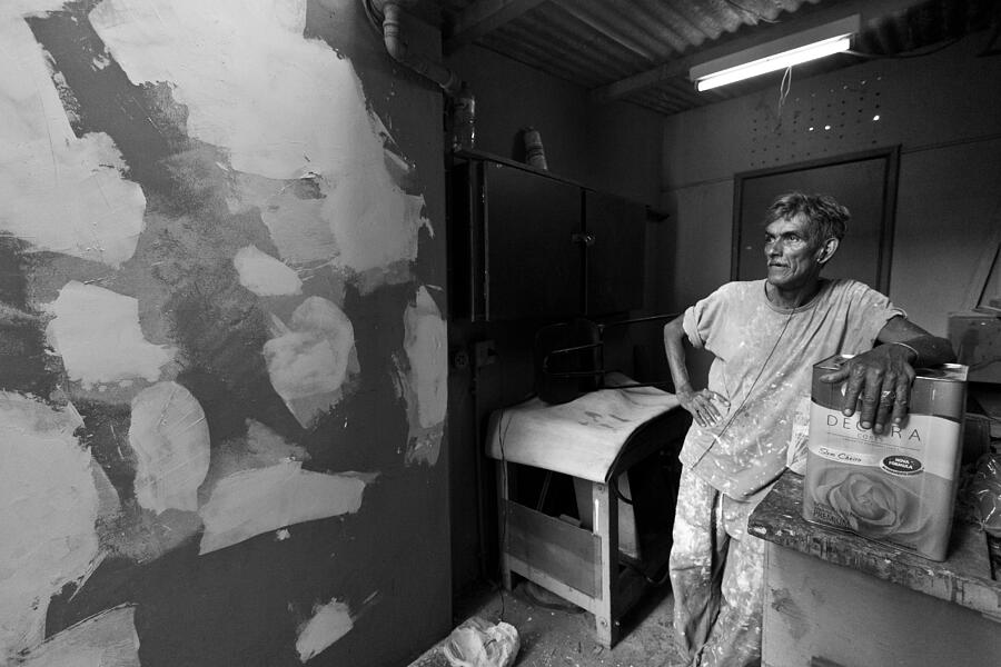 Painter during his break Photograph by Larissapereira