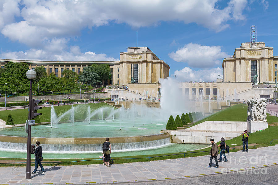 Palais du Chaillot and Trocadero Fountains, Paris, France Photograph by Elaine Teague
