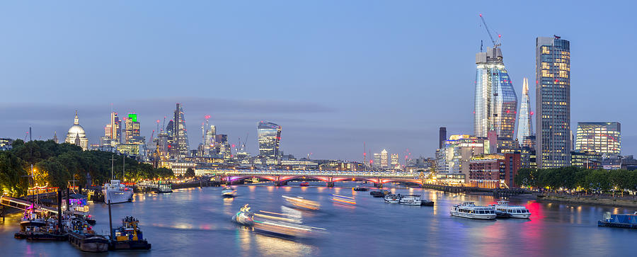 Panoramic skyline with important landmarks of London at dusk Photograph by _ultraforma_