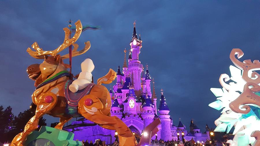 Parade Float And Sleeping Beauty's Castle At Disneyland Paris ...