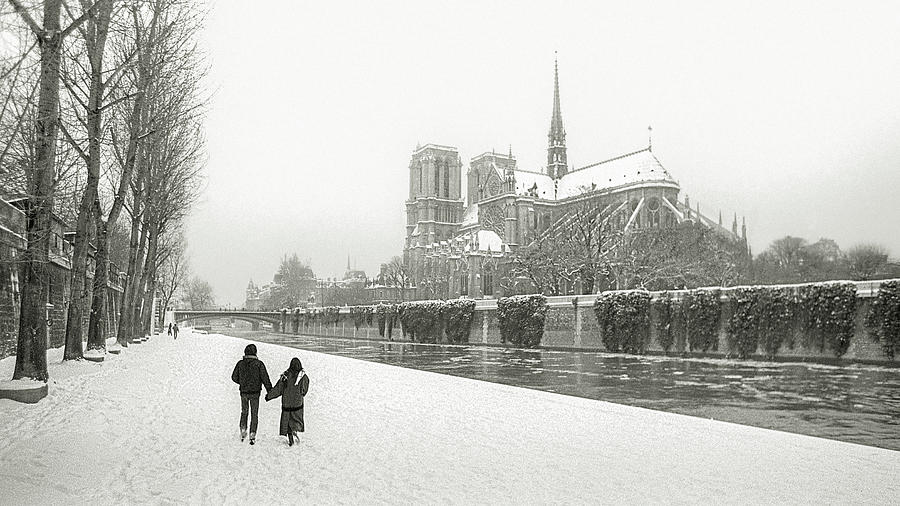 Paris lovers and the Cathedral Notre-Dame Photograph by Philippe Taka