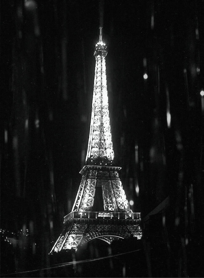Eiffel Tower Photograph - Paris Sous la Pluie - Paris in the Rain by Susan Maxwell Schmidt