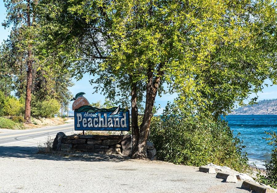 Peachland Welcome at Antlers Beach Photograph by Tom Cochran