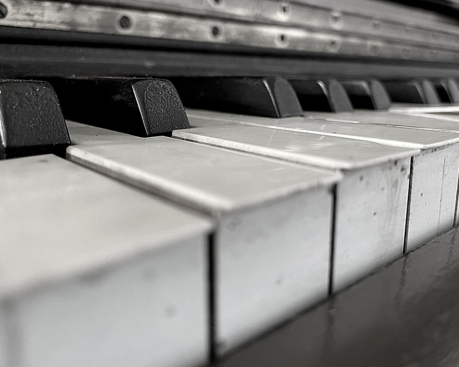 Piano of Old BW Photograph by Lee Darnell