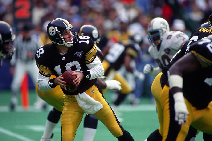 Pittsburgh Steelers Mike Tomczak Photograph by George Gojkovich
