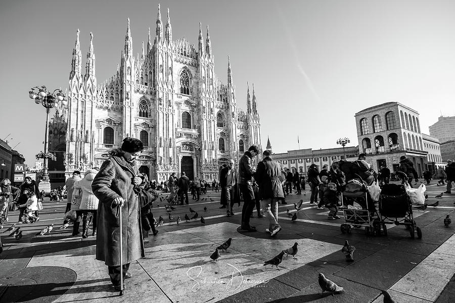 Place du Duomo, Milan - Italie Photograph by Sebastien DELACROSE