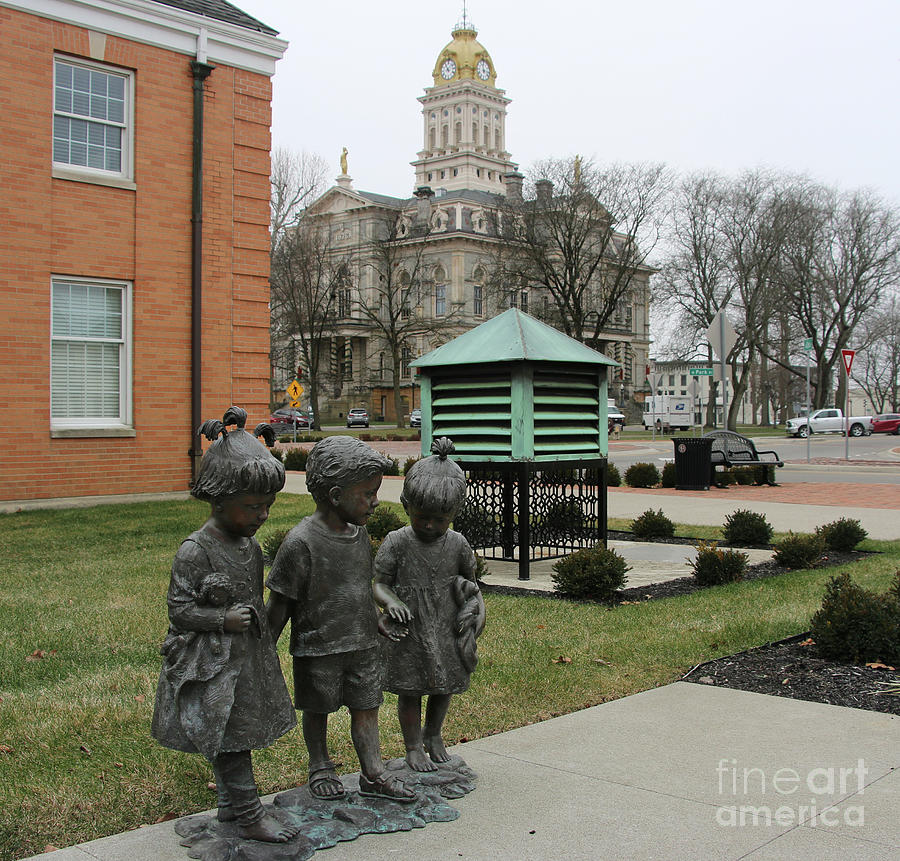 Playmates Sculpture and Licking County Courthouse Newark Ohio 8549 Photograph by Jack Schultz