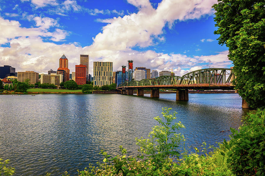 Portland downtown, Hawthorne Bridge and the Willamette River in ...