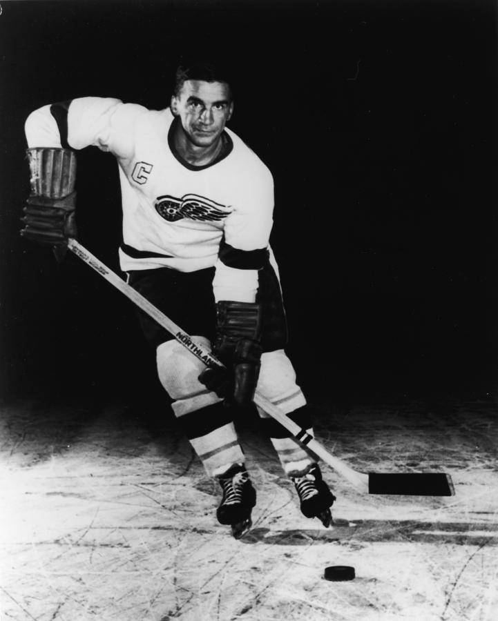 Portrait Of Ted Lindsay Photograph by B Bennett