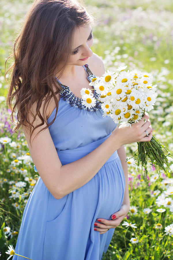 Pregnant woman with bouquet of daisy flowers Photograph by _chupacabra_