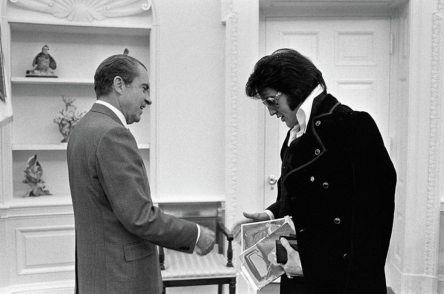 Photograph of Elvis & President Richard Nixon in Oval Office  Year 1970    8x10 