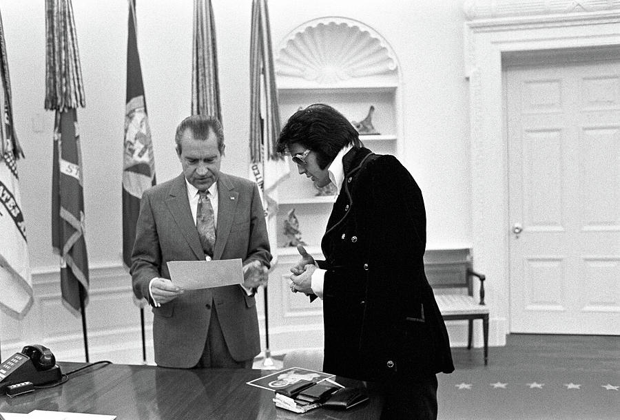 New 8x10 Photo 1970 Elvis Presley & President Richard Nixon at the While House 