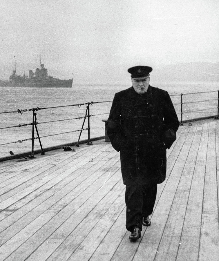 WINSTON CHURCHILL ON THE DECK OF THE HMS PRINCE OF WALES FB-039 8X10 PHOTO 