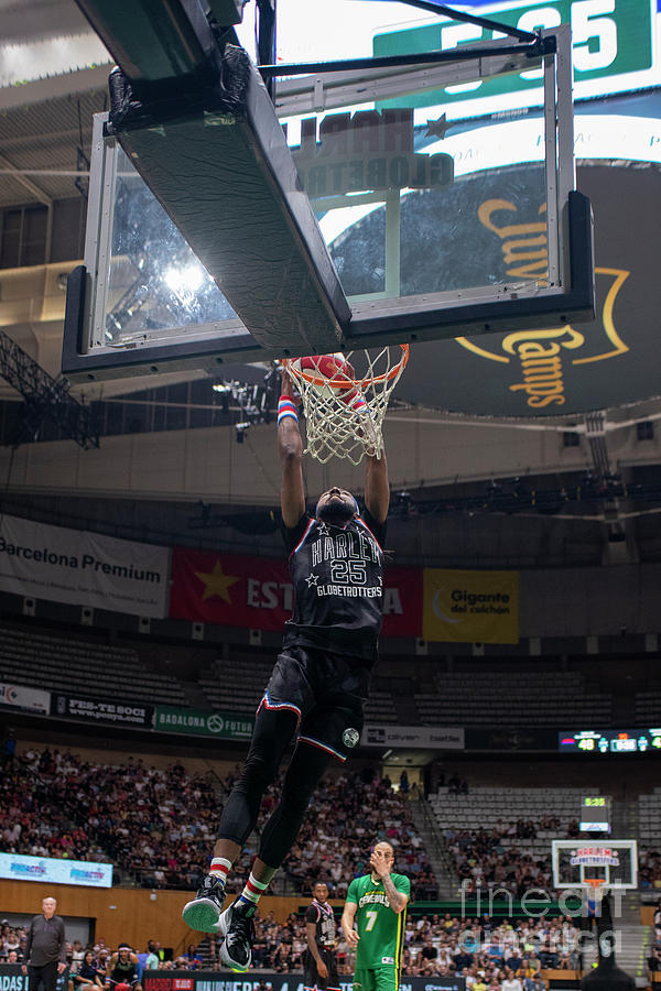 Prime Time Harlem Globetrotters Photograph by Agusti Pardo Rossello Prime Time Harlem Globetrotters Photograph by Agusti Pardo Rossello