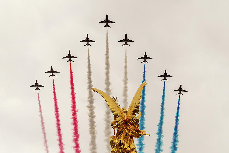 Red Arrows over Victoria Memorial Photograph by Andrew Lalchan