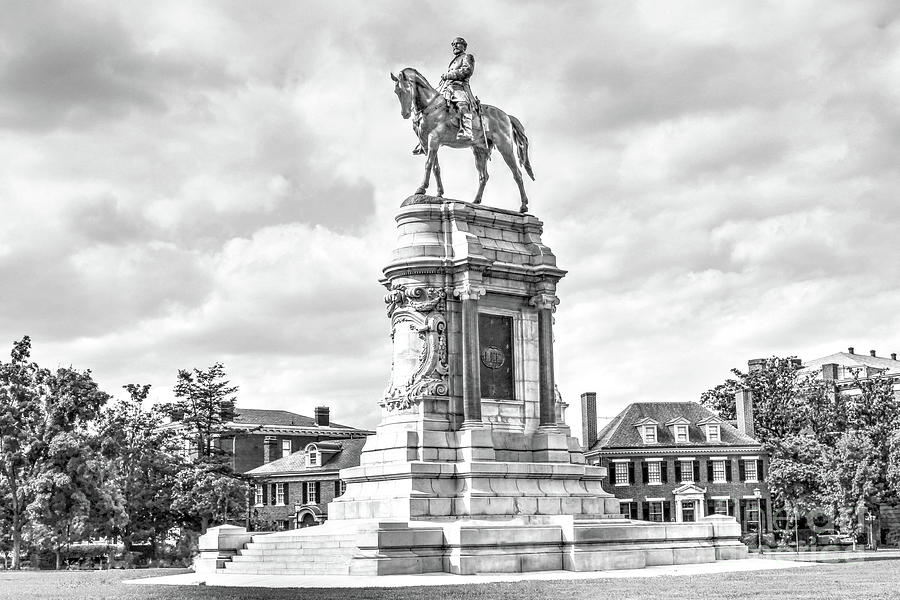 Richmond VA Virginia - Robert E Lee Monument In Black and White Photograph by Dave Lynch