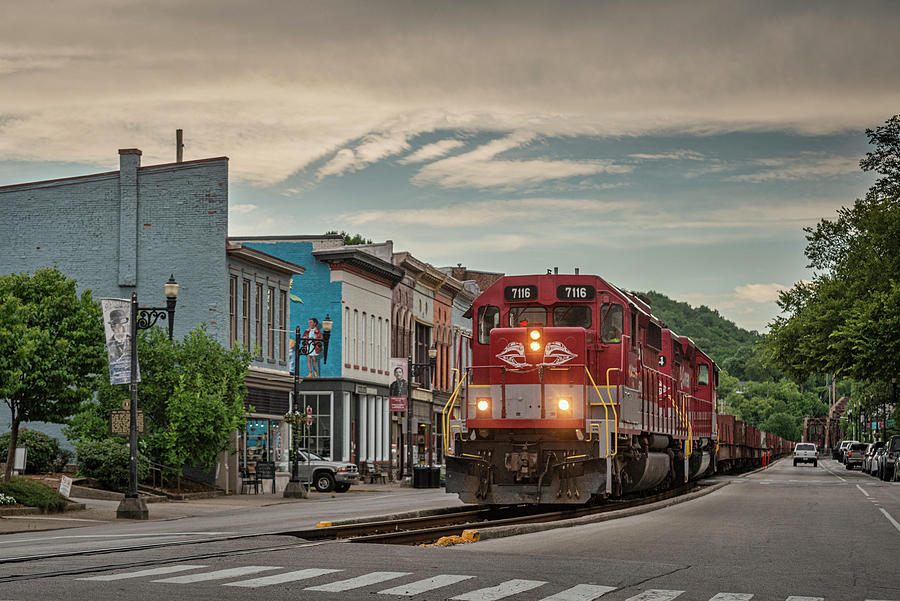 RJ Corman 7116 Southbound With The ALCAN Train At Frankfort Ky Photograph by Jim Pearson
