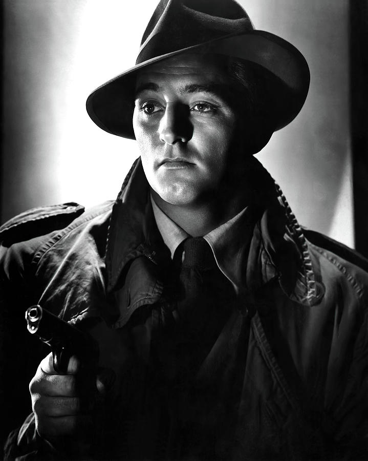 ROBERT MITCHUM in OUT OF THE PAST -1947-, directed by JACQUES TOURNEUR. Photograph by Album