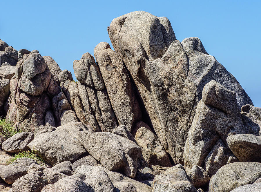 Rock formations on the shoreline. Photograph by Rob Huntley