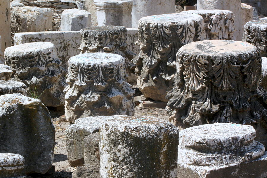 roman colum kitchen table