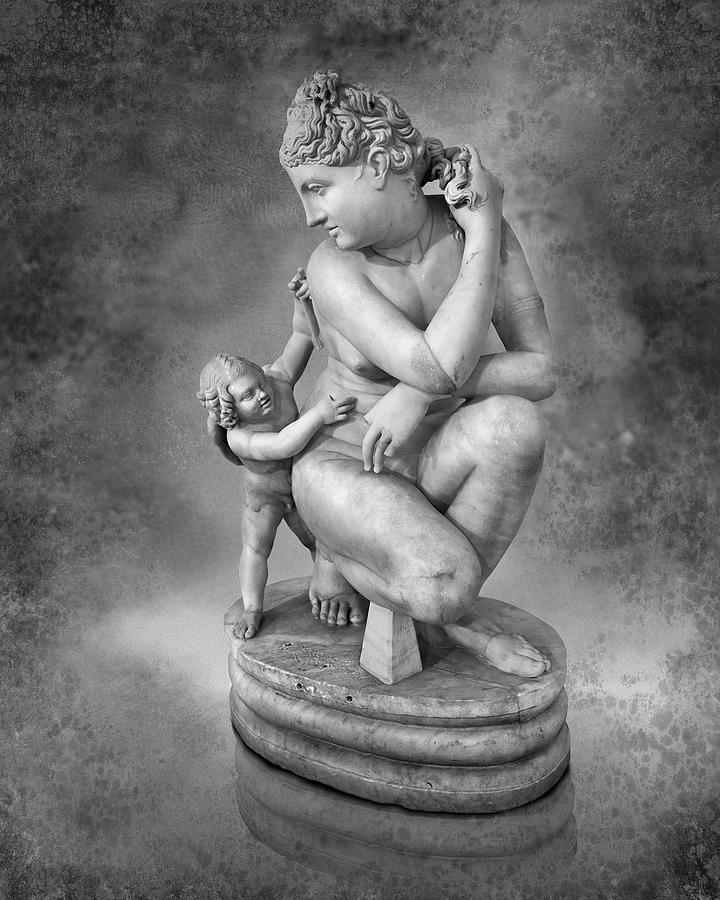 Roman marble sculpture of Crouching Aphrodite or Venus -  Sculpture by Paul E Williams