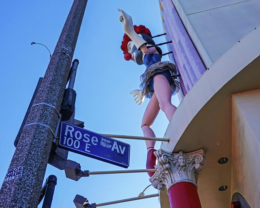 Rose Ave Clown Statue Venice California Photograph by Toby McGuire