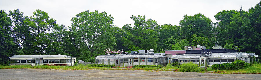 Rockford Michigan Photograph - Rosies Vintage Dining Car Complex In Rockford Michigan by Rick Rosenshein