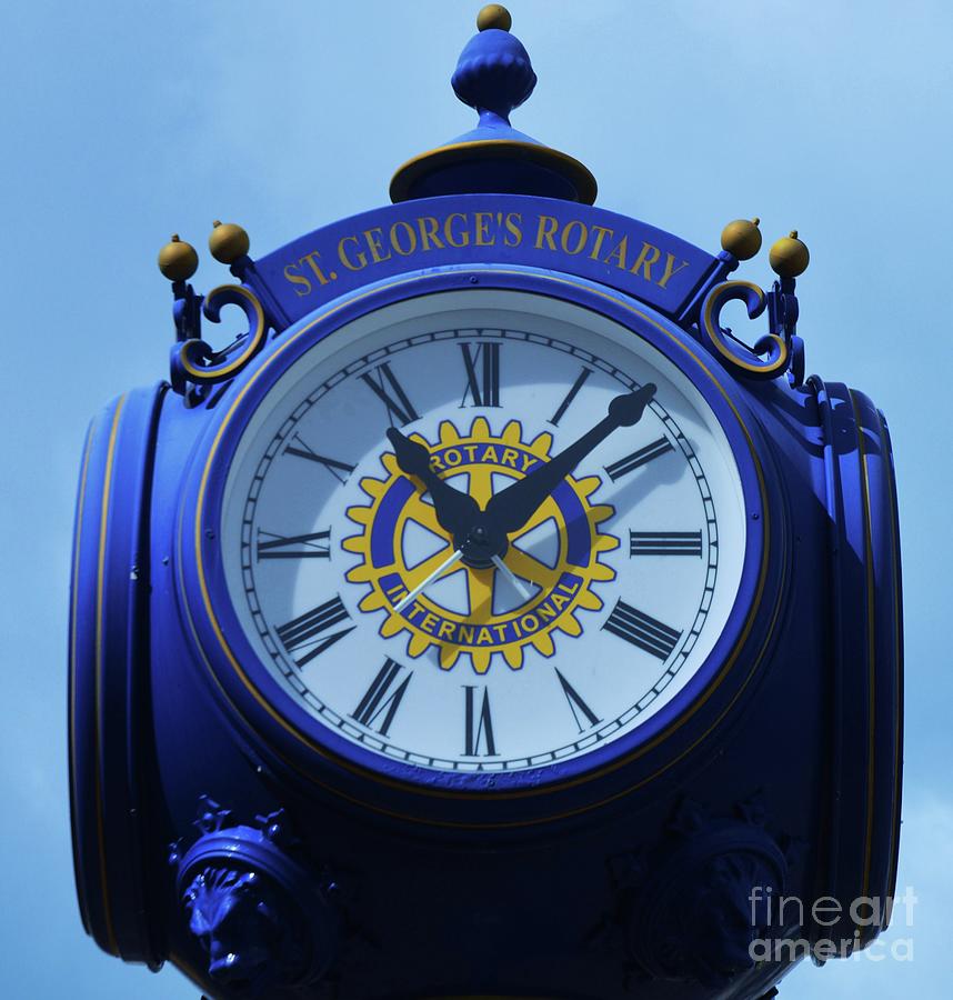 Still Life Photograph - Rotary Club Clock, Hamilton, Bermuda by Poets Eye