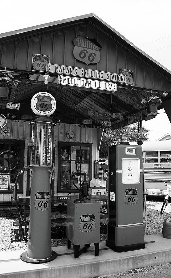 Route 66 - Sheas Gas Station 2005 #2 BW Photograph by Frank Romeo