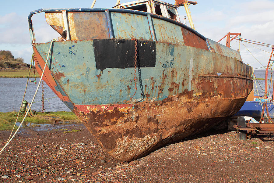 Rusting, decaying old fishing boat, Reykjanesskagi