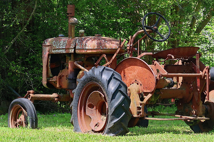 Rusty Old Farm Tractor Photograph by Connie Fox