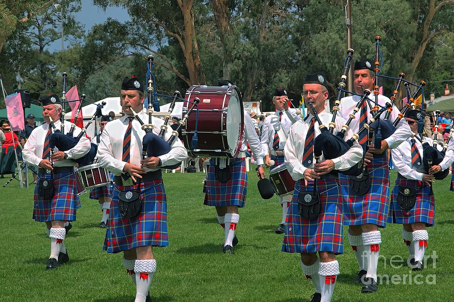 Scottish Drum and Bagpipe Band Painting by Roberts Mason - Fine Art America