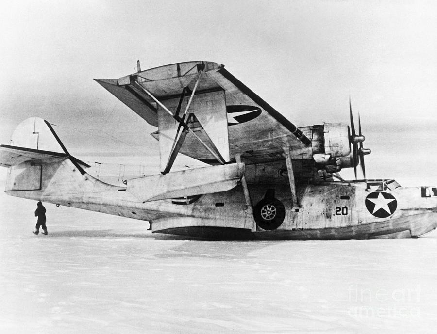1943 Photograph - Seaplane Rescue Team, 1943 by Granger