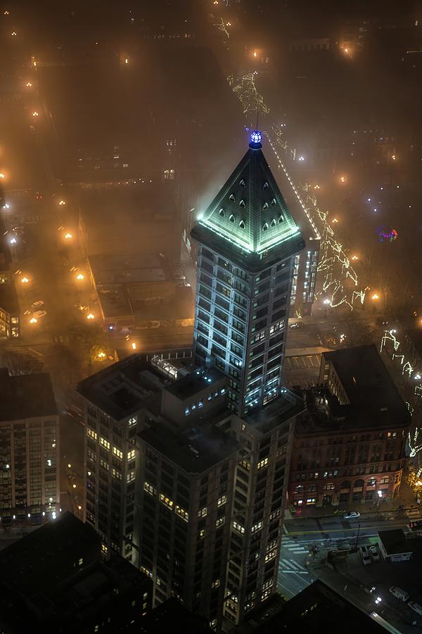 Seattle Smith Tower in the Fog at Dusk Photograph by Mike Reid