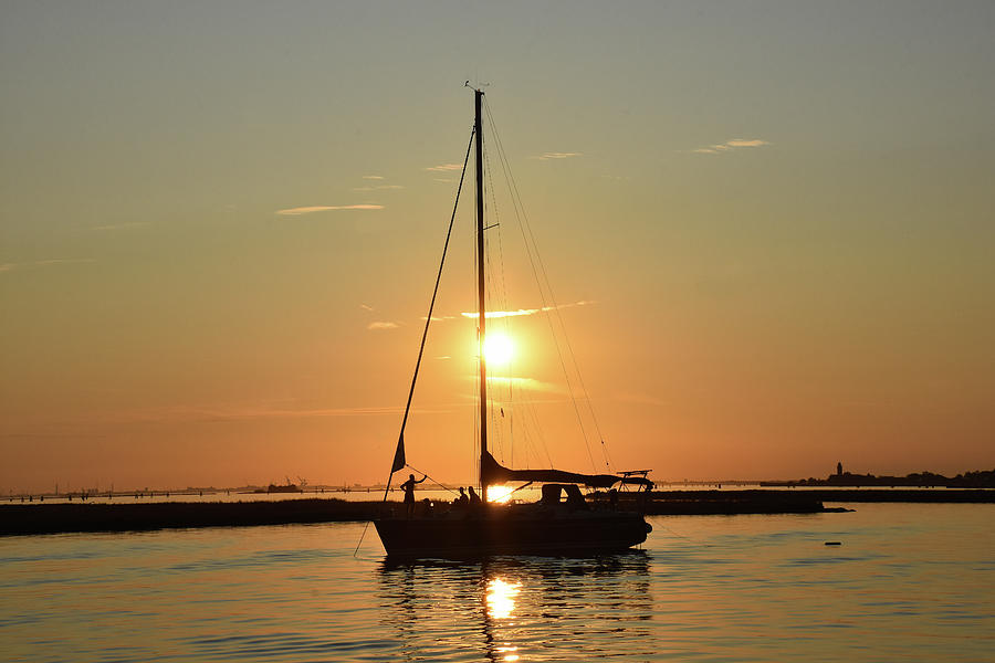 segelboot im sonnenuntergang