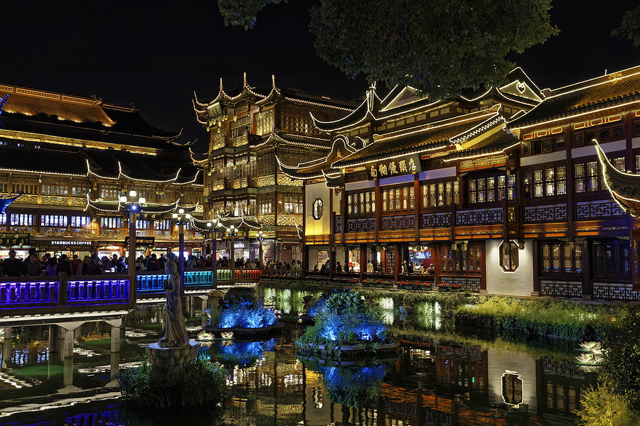 Shanghai, The Yuyuan Bazaar and his pond at dusk. Photograph by a.v.Photography