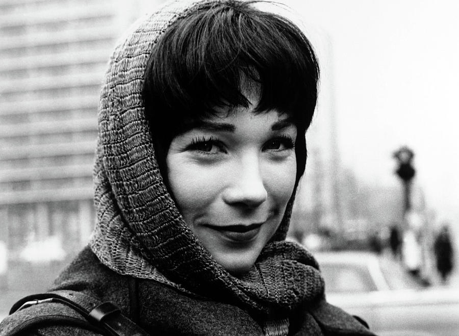 SHIRLEY MACLAINE in TWO FOR THE SEESAW -1962-, directed by ROBERT WISE. Photograph by Album