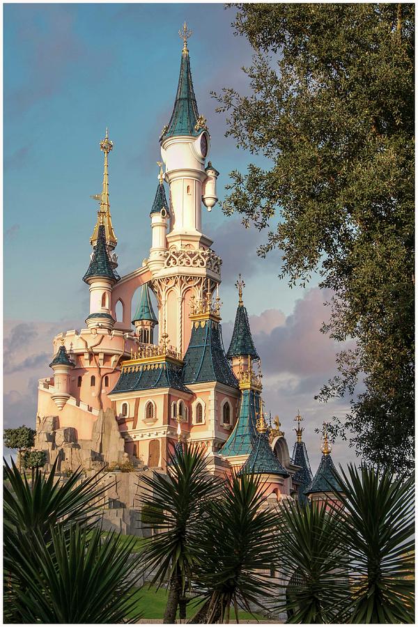 Sleeping Beauty Castle , the symbol of Disneyland Paris – Stock Editorial  Photo © ampack #98742920