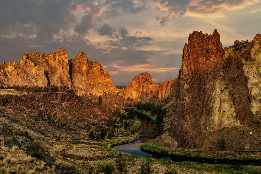 Smith Rock Sunrise Photograph by Guy Schmickle - Fine Art America