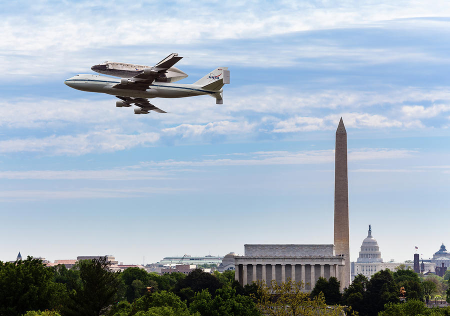 Space Shuttle Discovery over Washington DC Photograph by Steven Heap