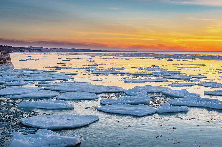 Spring comes to Lake Superior Photograph by Gary McCormick